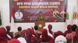 Bupati Ciamis, Herdiat Sunarya Membuka Rakerda DPD PPNI Kabupaten Ciamis di Aula Keraton Selagangga Ciamis, Senin (27/11/2023).