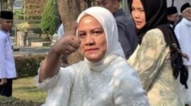 Iriana Joko Widodo saat memberikan jempol.