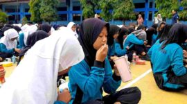 Siswi SMPN 1 Baregbeg Ciamis sedang meminum tablet penambah darah.