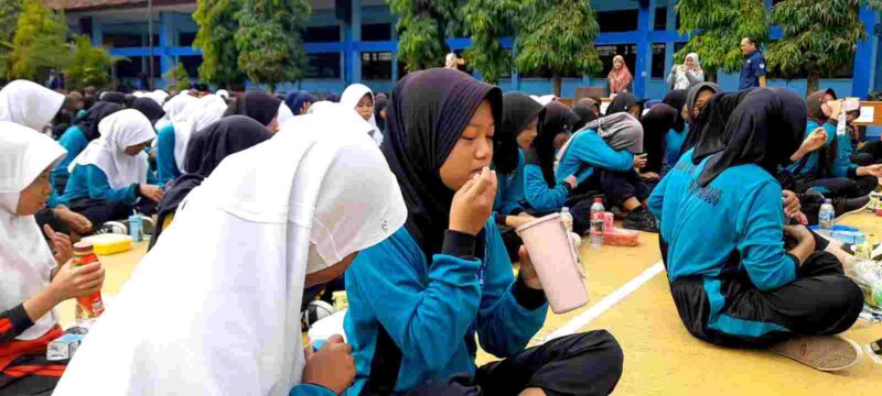 Siswi SMPN 1 Baregbeg Ciamis sedang meminum tablet penambah darah.