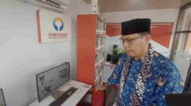 Sekda Ciamis, Tatang saat melihat Pojok Baca Digital di Alun-alun Ciamis.