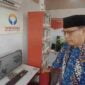 Sekda Ciamis, Tatang saat melihat Pojok Baca Digital di Alun-alun Ciamis.