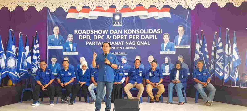 Ketua DPD PAN Kabupaten Ciamis, Yana Diana Putra saat memberikan sambutan di agenda Roadshow dan Konsolidasi DPD, DPC & DPRT Per Dapil PAN Caleg Dapil I di Gedung Puspitawati, Sabtu (18/11/2023)