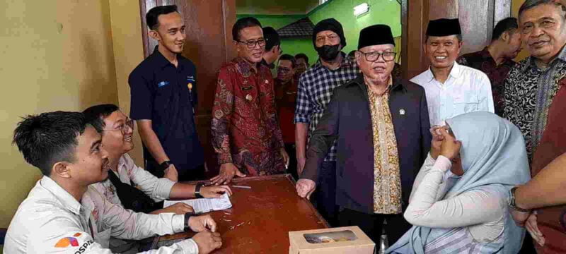 Penyaluran bantuan sosial Kemensos RI bersama Anggota DPR RI Komisi VIII.