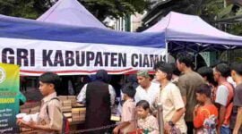 Jemaah salat jumat di Masjid Agung Ciamis tengah antri menerima makanan dan minuman dari program jumat berbagi yang diadakan oleh PGRI Kabupaten Ciamis.