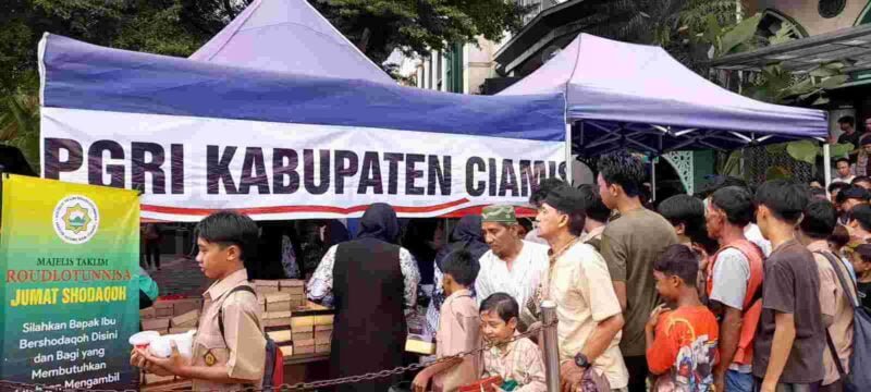 Jemaah salat jumat di Masjid Agung Ciamis tengah antri menerima makanan dan minuman dari program jumat berbagi yang diadakan oleh PGRI Kabupaten Ciamis.