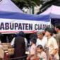 Jemaah salat jumat di Masjid Agung Ciamis tengah antri menerima makanan dan minuman dari program jumat berbagi yang diadakan oleh PGRI Kabupaten Ciamis.
