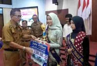 Siswi SMPN 2 Ciamis saat menerima penghargaan juara pertama dari Bupati Ciamis.
