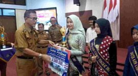 Siswi SMPN 2 Ciamis saat menerima penghargaan juara pertama dari Bupati Ciamis.