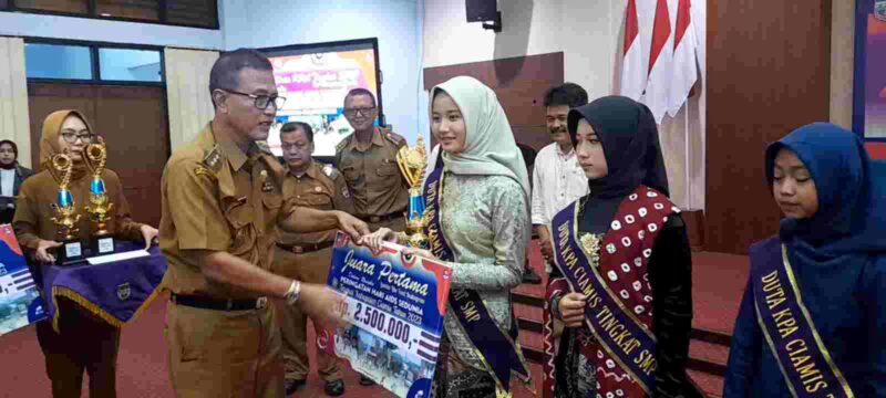 Siswi SMPN 2 Ciamis saat menerima penghargaan juara pertama dari Bupati Ciamis.