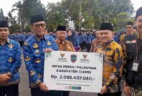 Penyerahan dana kemanusiaan untuk Palestina ke Baznas Provinsi Jabar.