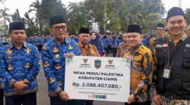 Penyerahan dana kemanusiaan untuk Palestina ke Baznas Provinsi Jabar.