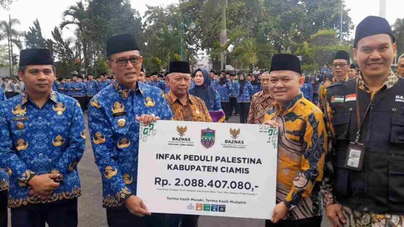 Penyerahan dana kemanusiaan untuk Palestina ke Baznas Provinsi Jabar.