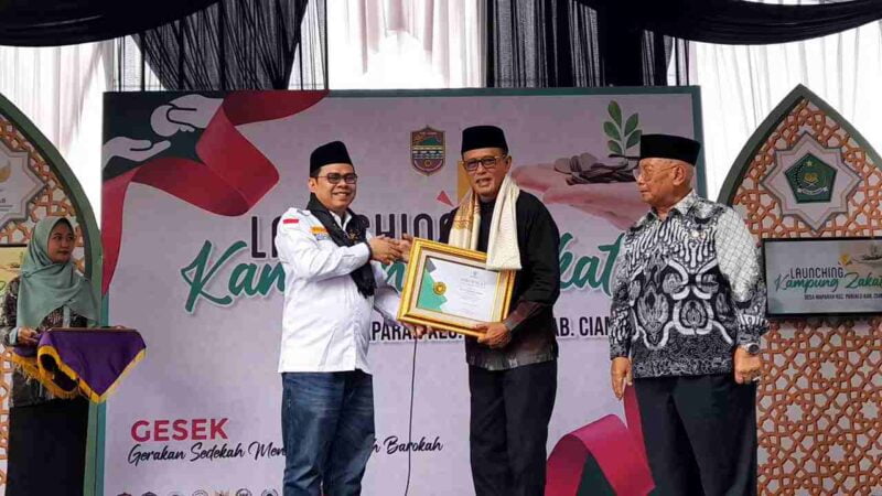 Kepala Bidang Pengumpulan Baznas RI, Rizaludin Kurniawan, S.Ag., M.Si menyerahkan penghargaan dari Baznas RI kepada Bupati Ciamis, Dr. H. Herdiat Sunarya, MM.