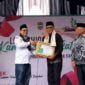 Kepala Bidang Pengumpulan Baznas RI, Rizaludin Kurniawan, S.Ag., M.Si menyerahkan penghargaan dari Baznas RI kepada Bupati Ciamis, Dr. H. Herdiat Sunarya, MM.