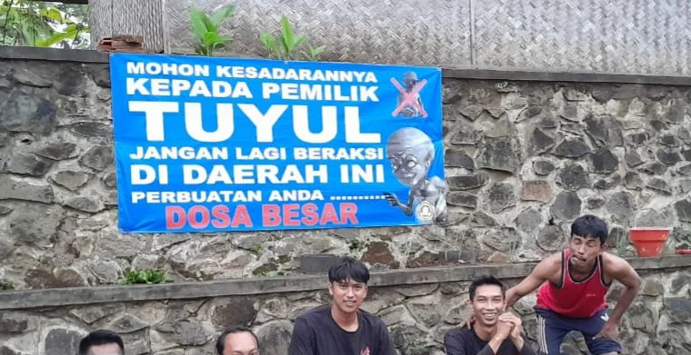Warga Dusun Cibubuhan, Desa Mulyasari, Kecamatan Jatinagara, Kabupaten Ciamis pasang spanduk cari pemilik tuyul.