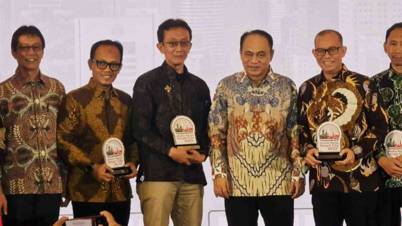 Kadis Kominfo Kabupaten Ciamis, Tino Armyanto Lukman Slamet, ST., M.Si menerima penghargaan Smart City Nasional 2023.