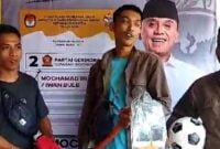 Masyarakat petani di Kabupaten Ciamis menerima bantuan cangkul dari Caleg DPR RI, Iwan Bule.