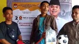 Masyarakat petani di Kabupaten Ciamis menerima bantuan cangkul dari Caleg DPR RI, Iwan Bule.