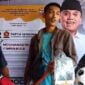 Masyarakat petani di Kabupaten Ciamis menerima bantuan cangkul dari Caleg DPR RI, Iwan Bule.