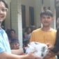 Relawan Caleg DPR RI Dapil Jabar X, Iwan Bule tengah memberikan bola kepada masyarakat Kuningan.