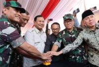 Caleg DPR RI Dapil Jabar X  Nomor Urut 1, Iwan Bule dan Menhan Prabowo Subianto saat meresmikan sumur bor di Kuningan.