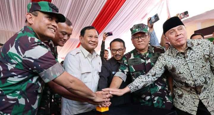 Caleg DPR RI Dapil Jabar X  Nomor Urut 1, Iwan Bule dan Menhan Prabowo Subianto saat meresmikan sumur bor di Kuningan.