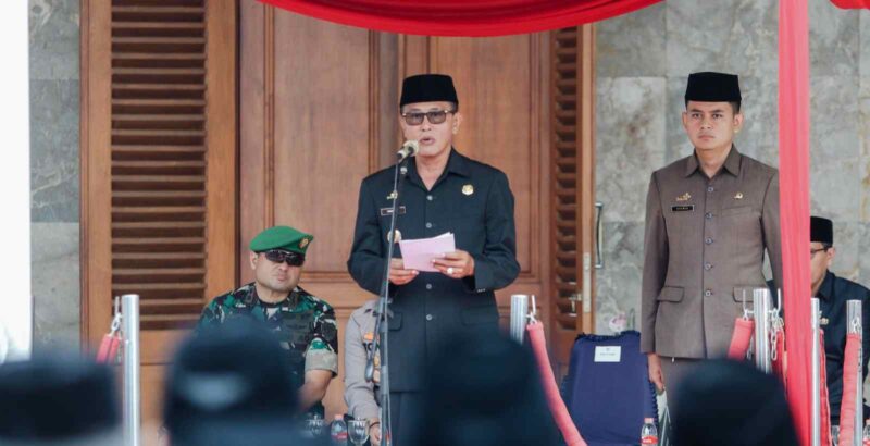 Bupati Ciamis, Herdiat Sunarya saat memimpin upacara.