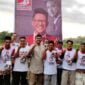 Fredi Darmawan SE, Caleg DPR RI dari Partai Solidaritas Indonesia (PSI) Dapil Jabar X (Kuningan, Ciamis, Banjar dan Pangandaran) Nomor Urut 1 membagikan pupuk organik kepada petani di Kecamatan Sindangkasih.