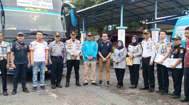 Ramp chek angkutan umum di Terminal Ciamis.