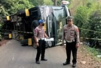 Polisi periksa kecelakaan bus pembawa rombongan Pramuka asal Ciamis di bumi Perkemahan Kiara Payung Sumedang.