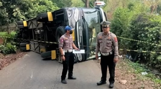 Polisi periksa kecelakaan bus pembawa rombongan Pramuka asal Ciamis di bumi Perkemahan Kiara Payung Sumedang.