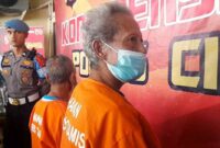 N (81) dan S (76) pelaku pencabulan terhadap anak saat dihadirkan didepan awak media.