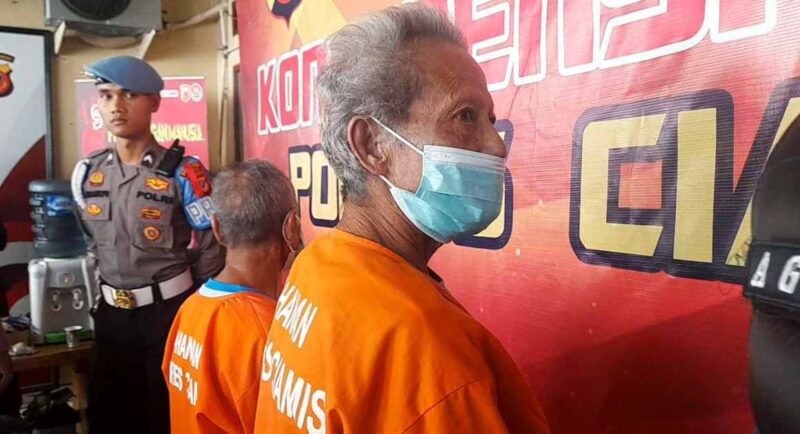 N (81) dan S (76) pelaku pencabulan terhadap anak saat dihadirkan didepan awak media.