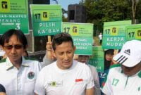 Ketua Dewan Pakar Tim Pemenangan Nasional (TPN) Pasangan Calon (Paslon) Presiden-Wakil Presiden nomor urut 03, Sandiaga Uno saat melakukan kampanye di Ciamis.