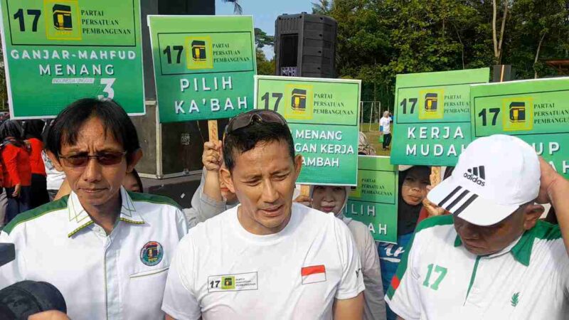 Ketua Dewan Pakar Tim Pemenangan Nasional (TPN) Pasangan Calon (Paslon) Presiden-Wakil Presiden nomor urut 03, Sandiaga Uno saat melakukan kampanye di Ciamis.