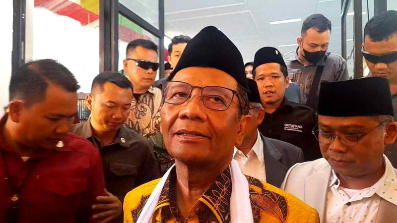 Cawapres nomor urut 03, Mahfud MD ketika berkunjung ke Ponpes Alquran Cijantung, Cijeunjing Kabupaten Ciamis.