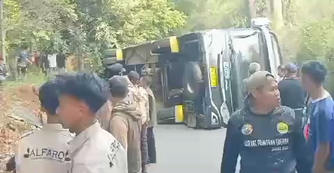 Bus pembawa rombongan Pramuka dari Kabupaten Ciamis terguling.