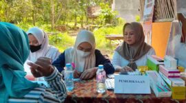 Ketua Kesira Jabar, Hj. Tina Wiryawati, SH atau Anggota Komisi 1 DPRD Jabar tengah memberikan kesehatan gratis di Desa Cijeungjing Kabupaten Ciamis.