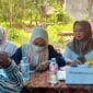 Ketua Kesira Jabar, Hj. Tina Wiryawati, SH atau Anggota Komisi 1 DPRD Jabar tengah memberikan kesehatan gratis di Desa Cijeungjing Kabupaten Ciamis.