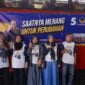 Relawan Teh Farah berfoto sebelum berangkat menghadiri Kampanye Akbar Partai NasDem di Tegallega Bandung.