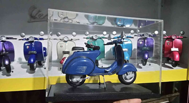 Miniatur motor vespa dari limbah pipa paralon bekas.