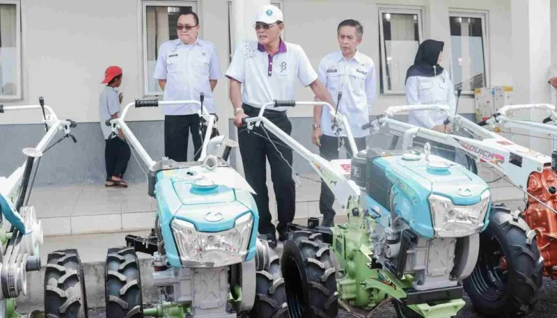 Bupati Ciamis, Herdiat Sunarya menyerahkan alsintan kepada kelompok tani di Ciamis.