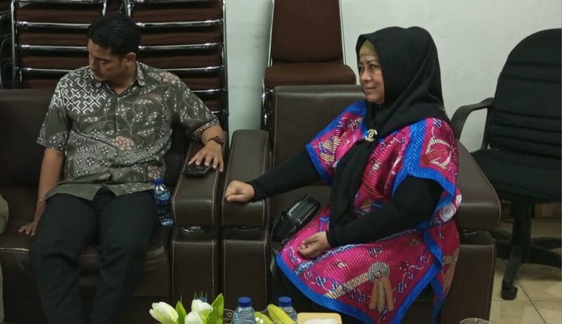 Anggota Komisi 1 DPRD Provinsi Jawa Barat, Hj. Tina Wiryawati, SH (kanan).