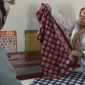 Anggota DPRD Jabar, Hj. Tina Wiryawati tengah mencoba batik bangbayang.