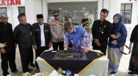 Bupati Garut, Rudy Gunawan meresmikan dua kantor Kecamatan sekaligus.