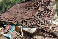 Rumah warga Ciamis yang ambruk akibat guyuran hujan deras.