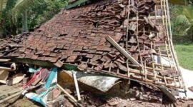 Rumah warga Ciamis yang ambruk akibat guyuran hujan deras.