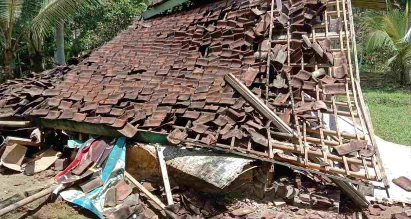 Rumah warga Ciamis yang ambruk akibat guyuran hujan deras.