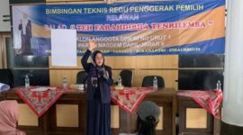 Farahdibha Tenrilemba, Caleg DPR RI dari Partai NasDem nomor urut 1 Dapil Jawa Barat X, tengah memberikan Bimtek di Ciamis.